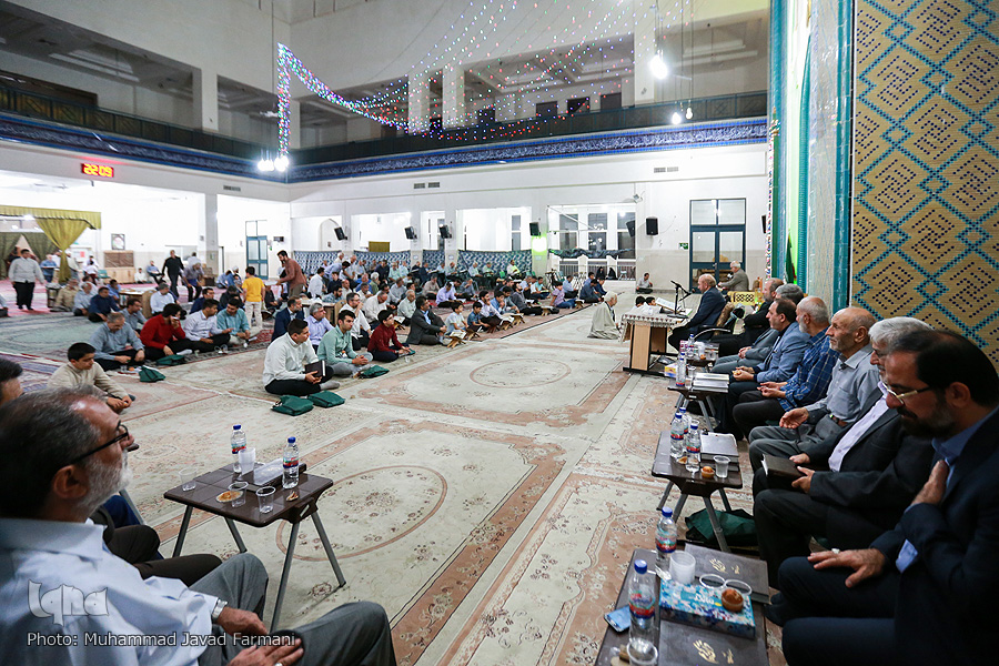 جشنی برای پایان یک دور تلاوت قرآن در شهرک محلاتی جشنی برای پایان یک دور تلاوت قرآن در شهرک محلاتی