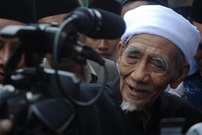 عالمی که در حج چهره در نقاب خاک کشید + عکس عالمی که در حج چهره در نقاب خاک کشید + عکس