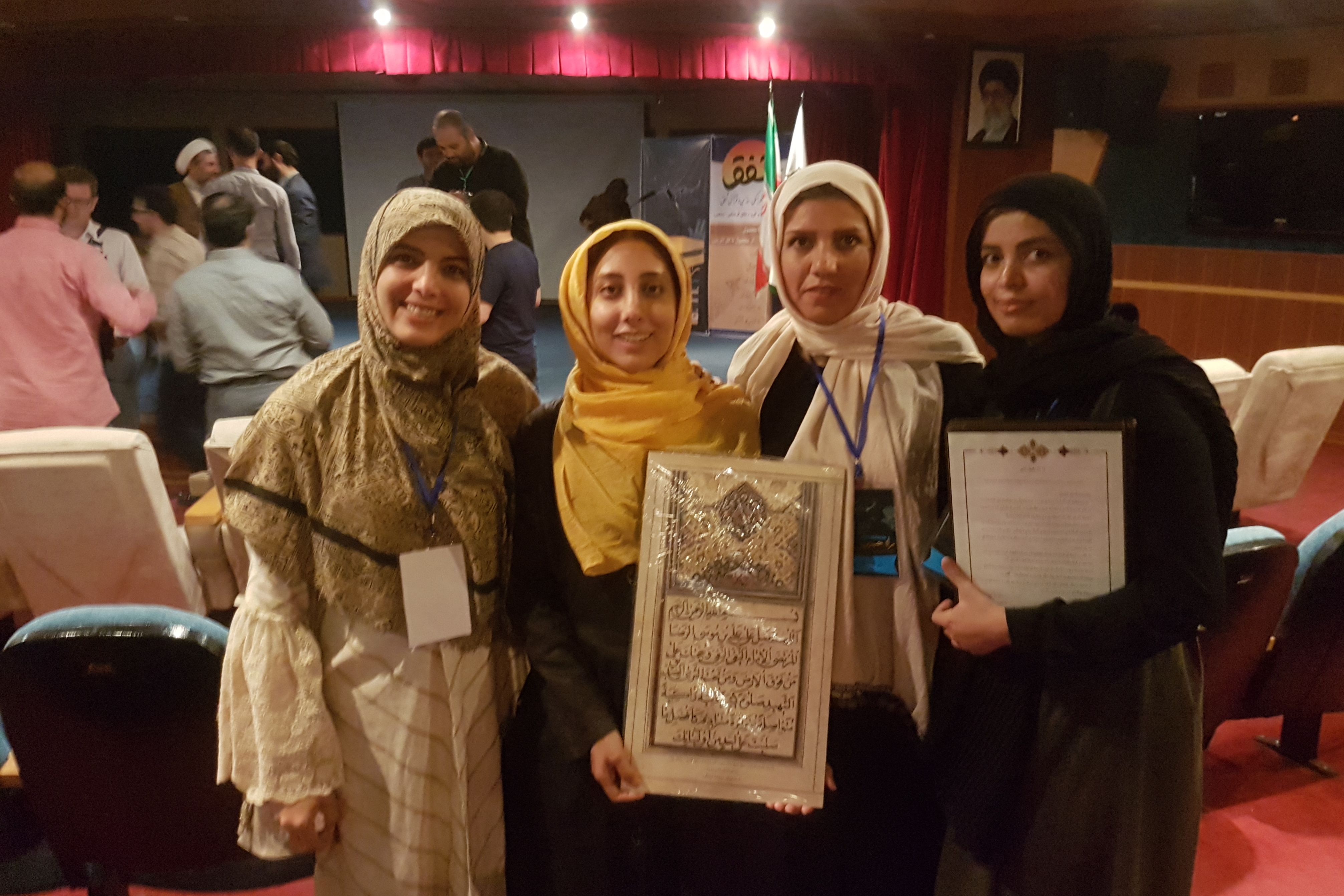 تجربه اولین طراحیهای لباس با محور آیات قرآن کریم/ از داخل و خارج کشور سفارش دریافت کردهایم