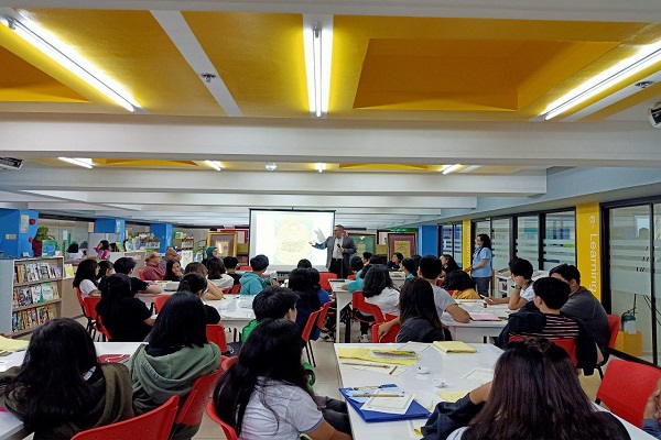 نمایش آیات قرآن در دبیرستان مسیحیان فیلیپین + عکس