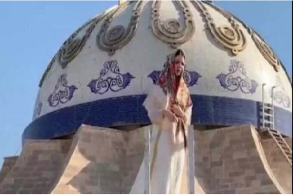 جنجال حضور بانوی مدلینگ در مسجد اهل سنت عراق&nbsp;