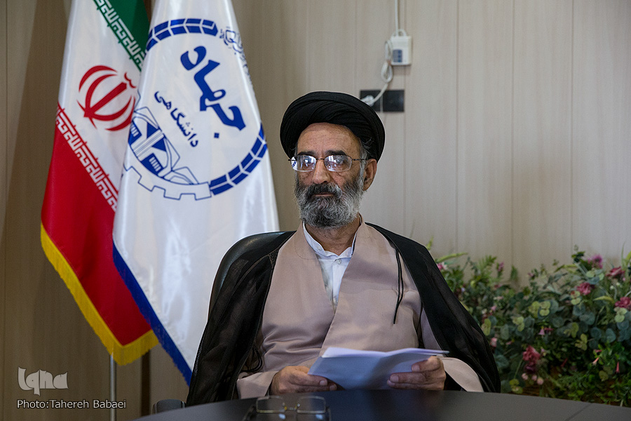 قرآن بخشنامه&zwnj;ای است که نباید منظوم نوشت/ غیرمفسران به ترجمه قرآن ورود نکنند