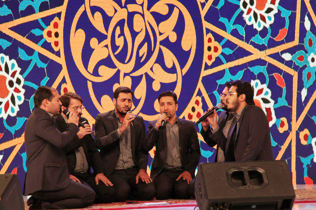 اجرای گروه در مرحله نهایی مسابقات سراسری سال 97 گلایه از فقدان شفافیت آئیننامه تواشیح تا اعمال سلائق داوران/ جذابیت هنر تواشیح در بومیسازی است/ خداحافظی از مسابقات