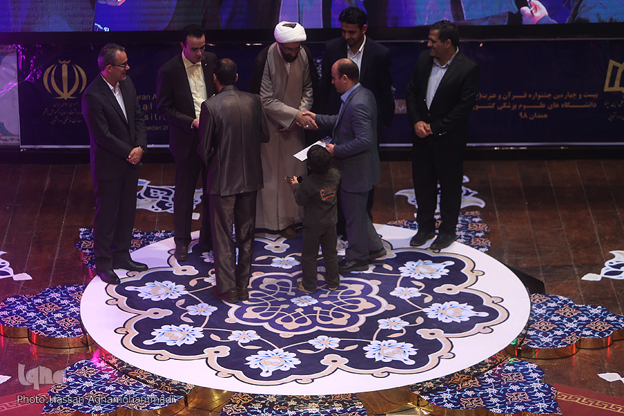 رتبه نخست دانشگاه علوم پزشکی شیراز در جشنواره قرآنی وزارت بهداشت رتبه نخست دانشگاه علوم پزشکی شیراز در جشنواره قرآنی وزارت بهداشت