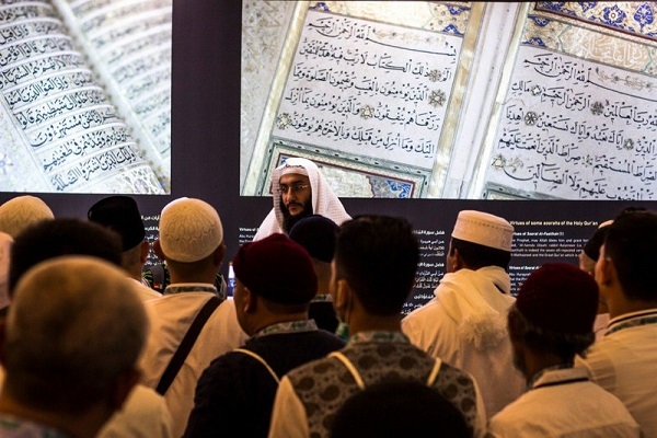 عرضه قرآن پارچه&zwnj;ای گلدوزی شده در نمایشگاه قرآن مکه مکرمه&nbsp;