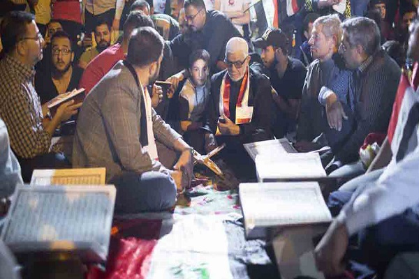 برگزاری محفل قرآنی در حاشیه تظاهرات مسالمتآمیز در کربلا + عکس برگزاری محفل قرآنی در حاشیه تظاهرات مسالمتآمیز در کربلا + عکس