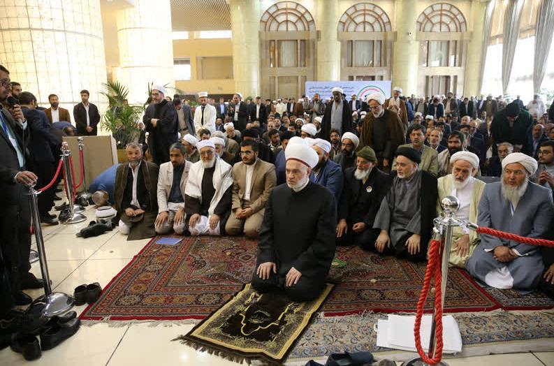 اقامه نماز وحدت به امامت شیخ فرفور+ عکس اقامه نماز وحدت به امامت شیخ فرفور+ عکس