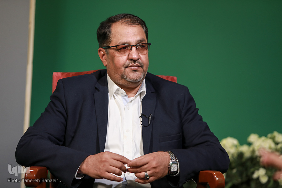 مدیران فقط شعار میدهند/ هم کتاب میخوانم و هم مینویسم مدیران فقط شعار میدهند/ هم کتاب میخوانم و هم مینویسم