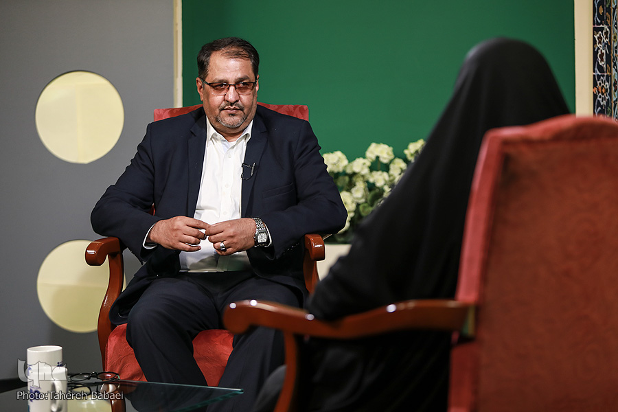 مدیران فقط شعار میدهند/ هم کتاب میخوانم و هم مینویسم مدیران فقط شعار میدهند/ هم کتاب میخوانم و هم مینویسم