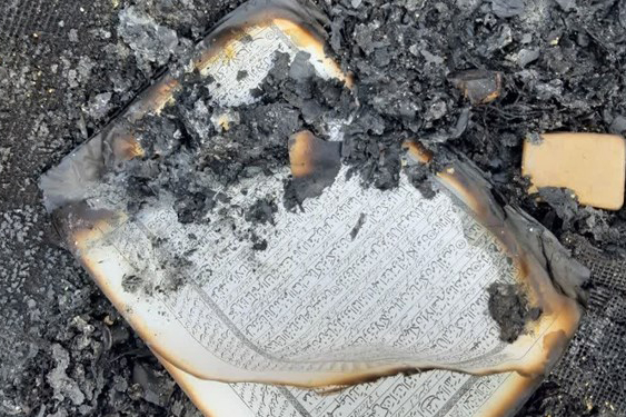 اغتشاشگران حرمت کتاب خدا را هم شکستند/ آتش زدن قرآنها در مصلای شهر قدس + تصاویر اغتشاشگران حرمت کتاب خدا را هم شکستند/ آتش زدن قرآنها در مصلای شهر قدس + تصاویر