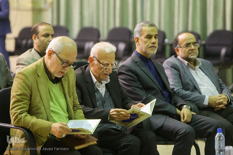 سوگنشینی یاران در یادبود «محمدکاظم محمدزاده» سوگنشینی یاران در یادبود «محمدکاظم محمدزاده»