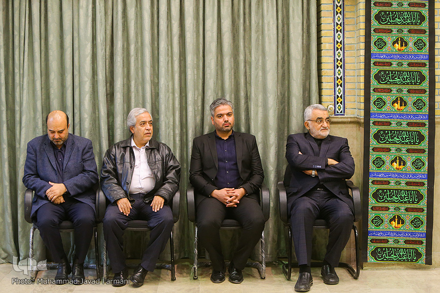 سوگنشینی یاران در یادبود «محمدکاظم محمدزاده» سوگنشینی یاران در یادبود «محمدکاظم محمدزاده»