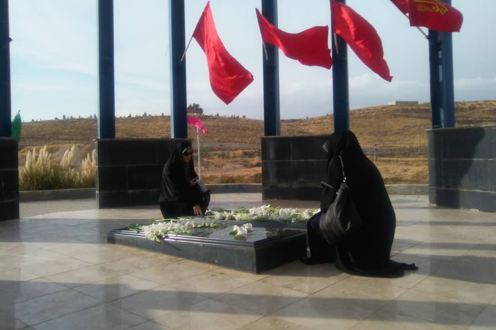 توسل به شهدا به امید اجابت حاجت/ موفقیتی که با توسل به شهدا خواسته می شود