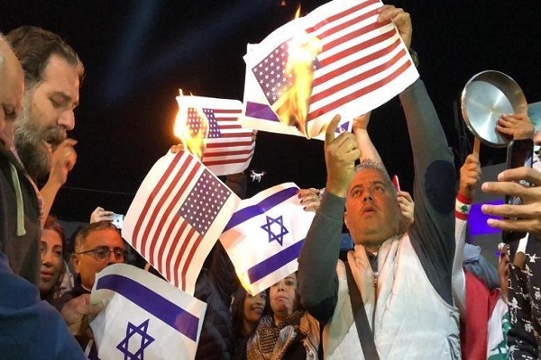 معترضان لبنانی پرچم&zwnj;های آمریکا و اسرائیل را آتش زدند