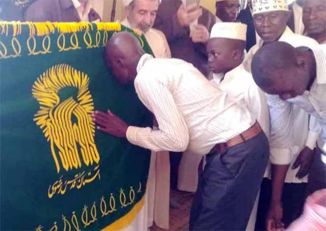 پرچم حرم امام رضا(ع) در مسجد خوجههای اوگاندا + عکس پرچم حرم امام رضا(ع) در مسجد خوجههای اوگاندا + عکس