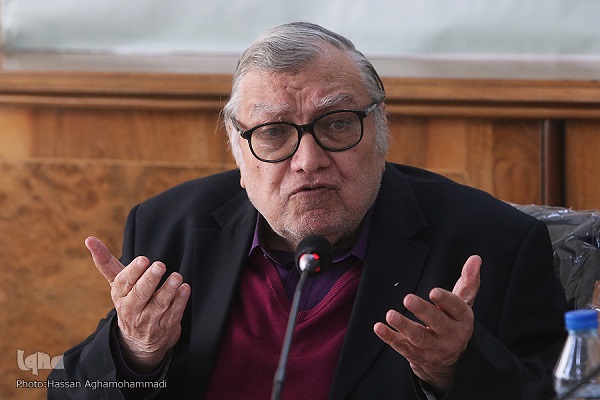 حوزه نیامند فیزیک&zwnj;دان و زیست&zwnj;شناس است