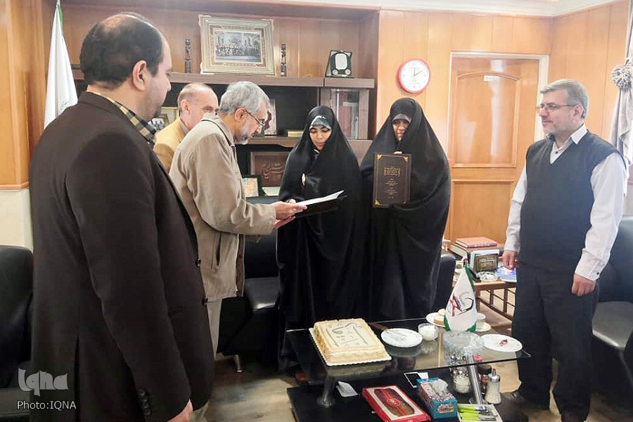 دو بانوی حافظ قرآن اجازهنامه «اقراء» از شیخ عصفور دریافت کردند دو بانوی حافظ قرآن اجازهنامه «اقراء» از شیخ عصفور دریافت کردند