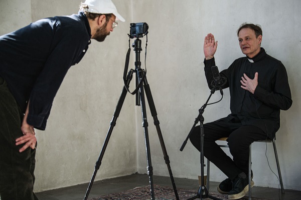 عکس | دعا و نیایش آنلاین در جهان