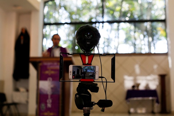 عکس | دعا و نیایش آنلاین در جهان