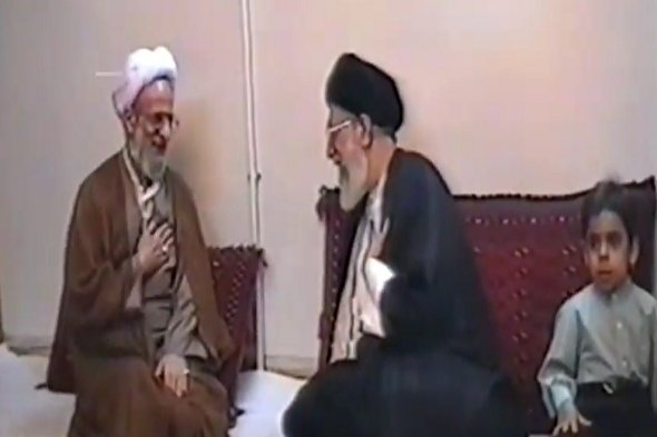 فیلم | تصاویری کمتر دیده شده از حضور رهبری در منزل آیت‌الله مصباح