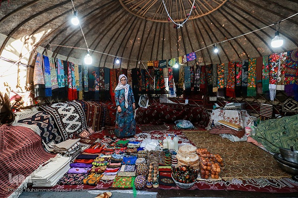 بانوی جهادگر 24 نفر را در مناطق محروم شاغل کرد / جهاد اقتصادی با تولید صنایع دستی