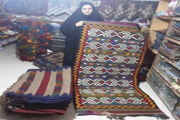 بانوی جهادگری که 24 نفر را شاغل کرد / جهاد اقتصادی با تولید صنایع دستی