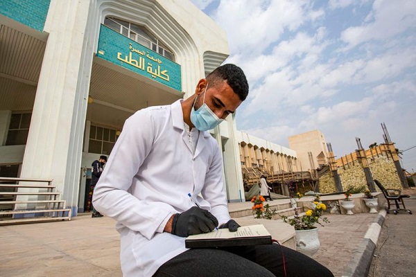 پیام دوستی عراقی&zwnj;ها به مسیحیان با اهدای کارت تبریک کریسمس + عکس