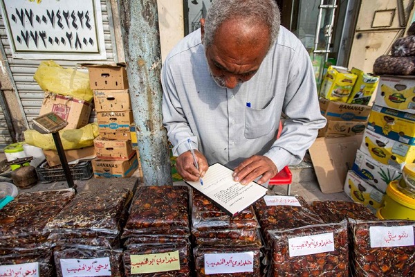 پیام دوستی عراقی&zwnj;ها به مسیحیان با اهدای کارت تبریک کریسمس + عکس