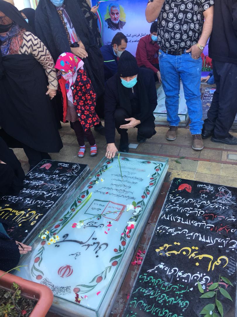 شرور را پای پیاده حرم فرستاد و با بانوی بدحجاب عکس گرفت شرور را پای پیاده حرم فرستاد و با بانوی بدحجاب عکس گرفت