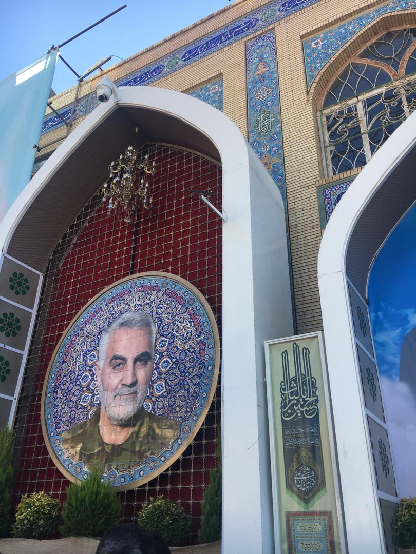 شرور را پای پیاده حرم فرستاد و با بانوی بدحجاب عکس گرفت شرور را پای پیاده حرم فرستاد و با بانوی بدحجاب عکس گرفت