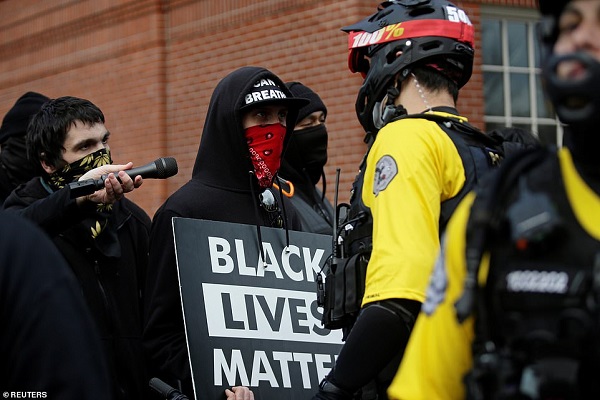 هرج و مرج و آشوبگری در پورتلند بعد از مراسم تحلیف جو بایدن هرج و مرج و آشوبگری در پورتلند بعد از مراسم تحلیف جو بایدن