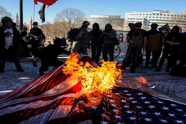 هرج و مرج و آشوبگری در پورتلند بعد از مراسم تحلیف جو بایدن هرج و مرج و آشوبگری در پورتلند بعد از مراسم تحلیف جو بایدن