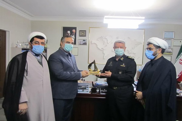 دیدار مدیران کاروان قرآنی انقلاب با فرمانده نیروی دریایی ارتش / اهدای نشان صل و دوستی به &laquo;احمد ابوالقاسمی&raquo;