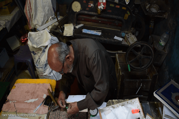 پیرمرد مصری از یک عمر صحافی سنتی قرآن و انجیل میگوید پیرمرد مصری از یک عمر صحافی سنتی قرآن و انجیل میگوید