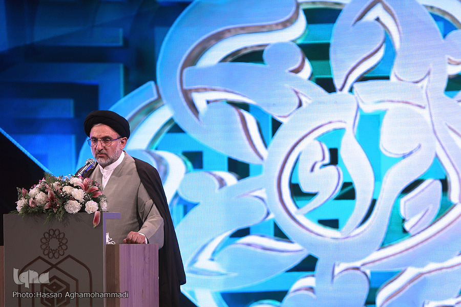 به همسانی قرآن و آورنده آن بیندیشیم / پیامبر(ص) معنای حقیقی &laquo;ذکر&raquo; است + فیلم