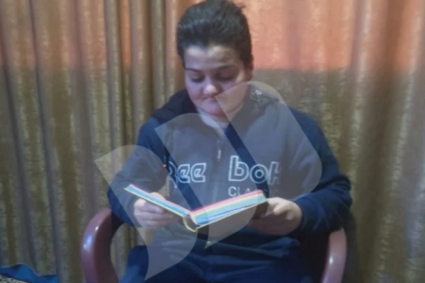 توانمندی نوجوان کم&zwnj;بینا و ناتوان مصری در حفظ قرآن و دریافت اجازه&zwnj;نامه قرائت