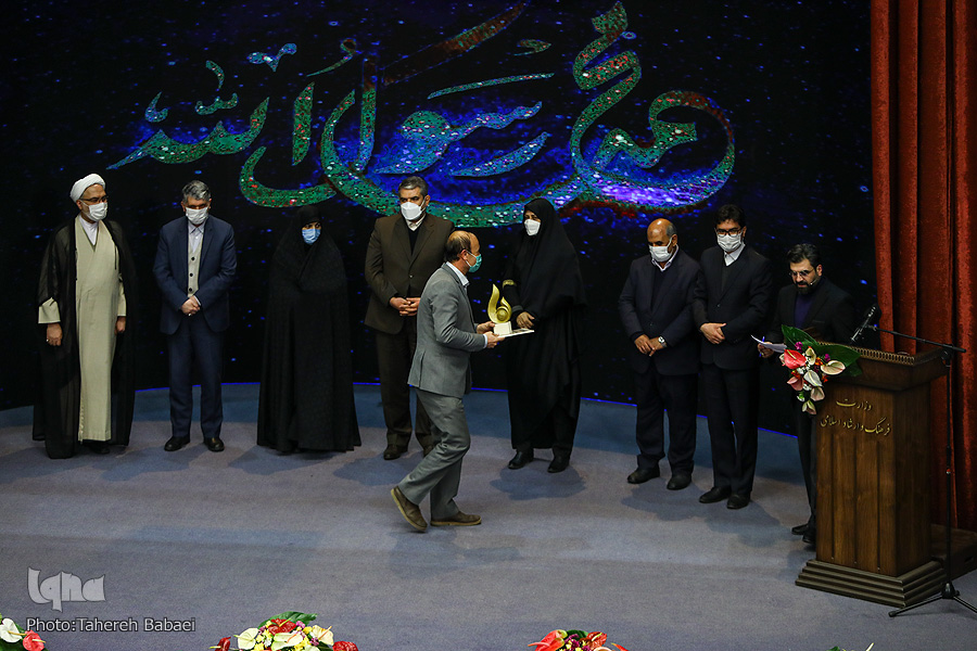 برگزیدگان جشنواره آیات تجلیل شدند برگزیدگان جشنواره آیات تجلیل شدند