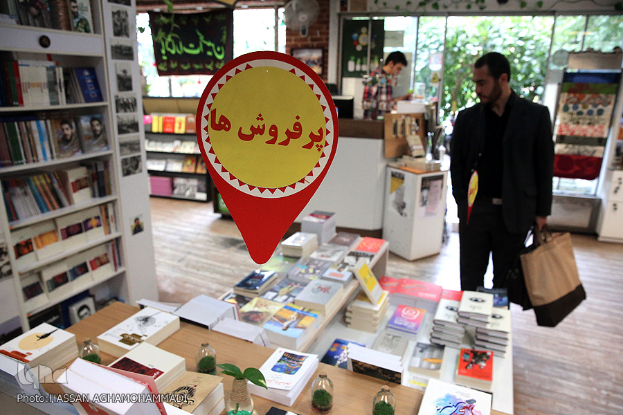 نگاهی به تازه های نشر بهمن/ از طنز مقدس تا مردی که امضا نکرد