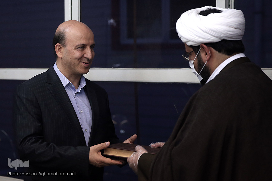 برگزاری محفل طلیعه رمضان در محضر رهبر انقلاب و ادای احترام قرآنیان به مدافعان سلامت برگزاری محفل طلیعه رمضان در محضر رهبر انقلاب و ادای احترام قرآنیان به مدافعان سلامت