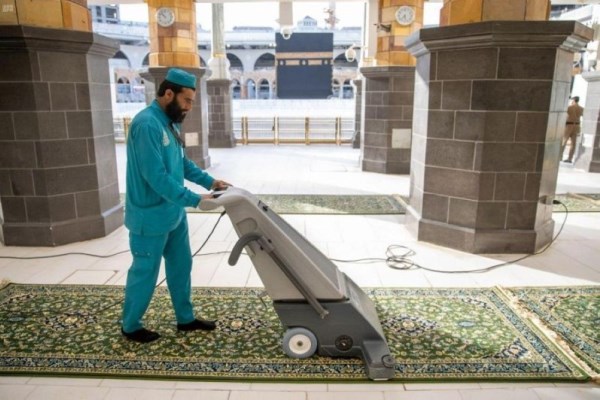 ضدعفونی مصلای جدید مسجدالحرام، ۷ بار در روز +عکس