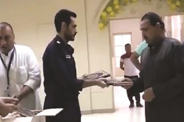 توزیع قرآن در مراکز قرنطینه کویت توزیع قرآن در مراکز قرنطینه کویت