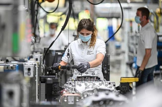 از دوخت ماسک در کارگاه مُد و تبدیل هواپیمای مسافربری به باری تا رکود اقتصادی آلمان