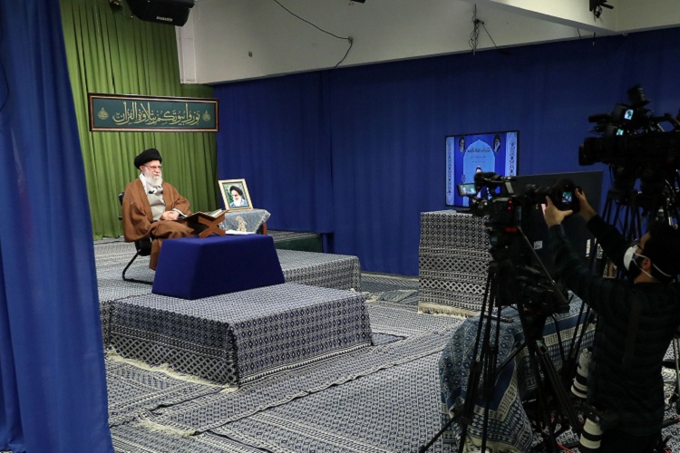 حضرت آیت الله خامنه ای در محفل انس با قرآن حضرت آیت الله خامنه ای در محفل انس با قرآن