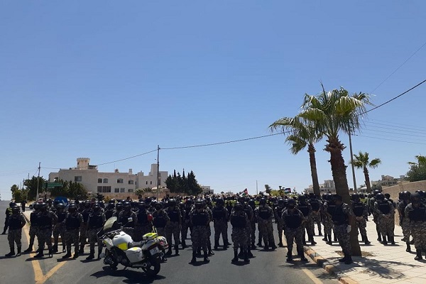 تجمع اعتراضی احزاب سیاسی اردن در مقابل سفارت آمریکا تجمع اعتراضی احزاب سیاسی اردن در مقابل سفارت آمریکا