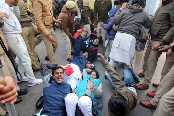 کامل نیست// شروع نقض حقوق بشر مسلمانان هند با لغو ماده 370 قانون اساسی کامل نیست// شروع نقض حقوق بشر مسلمانان هند با لغو ماده 370 قانون اساسی