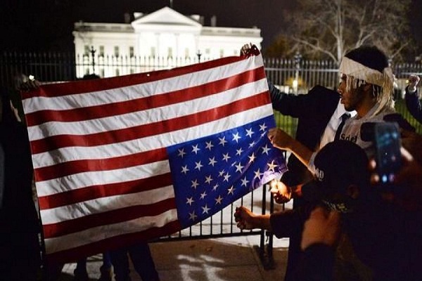 از سوزانده شدن پرچم آمریکا تا حرکت رانندگان فرمول یک علیه نژادپرستی از سوزانده شدن پرچم آمریکا تا حرکت رانندگان فرمول یک علیه نژادپرستی