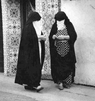 روایت تاریخی حجاب در الجزایر/ زنانی که بد حجابی نمیشناسند + عکس روایت تاریخی حجاب در الجزایر/ زنانی که بد حجابی نمیشناسند + عکس