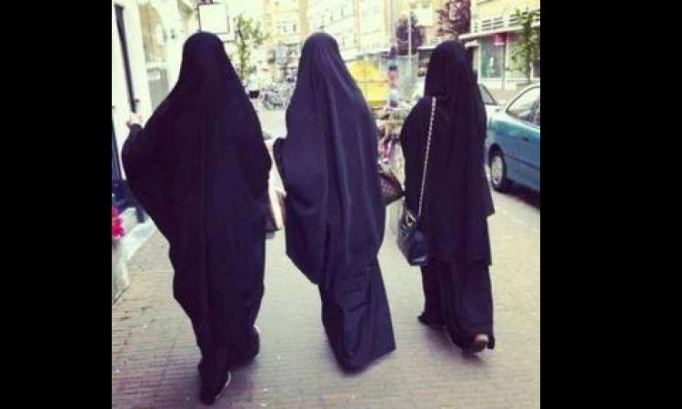 روایت تاریخی حجاب در الجزایر/ زنانی که بد حجابی نمیشناسند + عکس روایت تاریخی حجاب در الجزایر/ زنانی که بد حجابی نمیشناسند + عکس