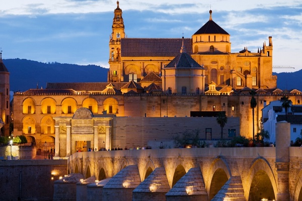 مناره&zwnj;های بناشده بر آثار باقیمانده از ناقوس&zwnj;ها