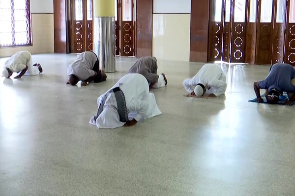 برگزاری نماز عید قربان در گوشه و کنار جهان + عکس
